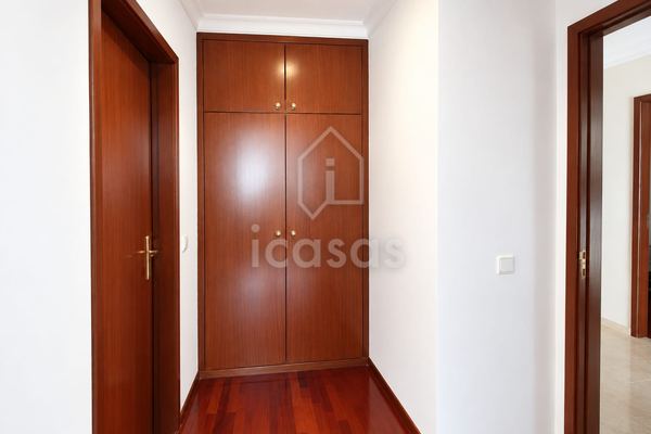 Corredor com portas em madeira e roupeiro embutido